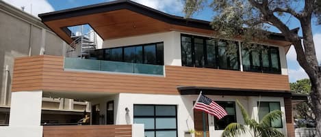 Welcome to the California Coastal Contemporary!