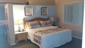 Master bedroom (king bed)



