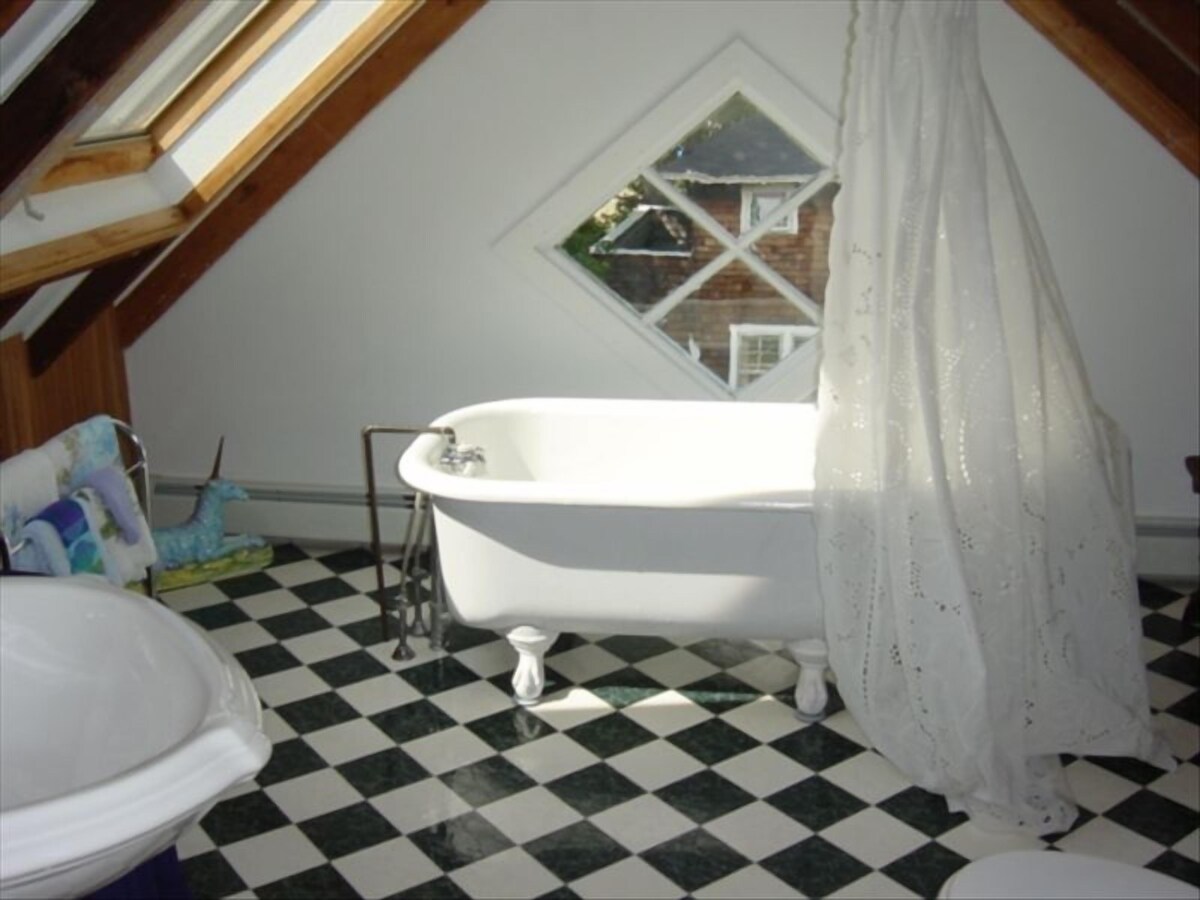 6 Bedroom Charming Victorian House with Great Water View