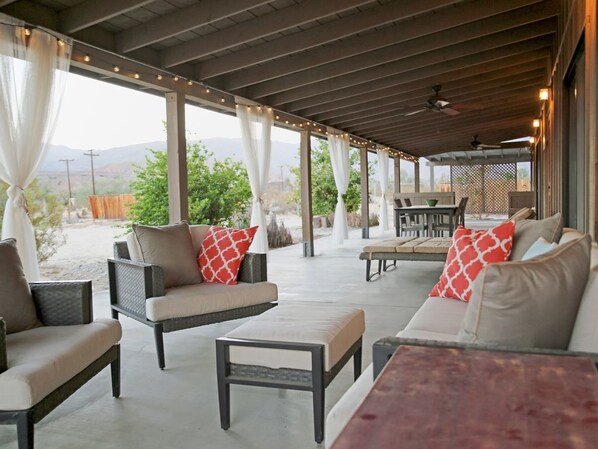 Outdoor Seating & Dining w/Outdoor Kitchen Area