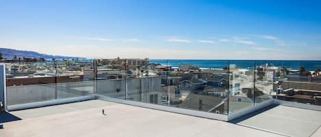 Roof top deck looking south towards Palos Verdes