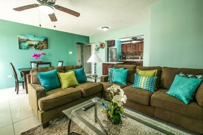 Come and relax in this warm and cozy apartment. Chill with family and friends.
