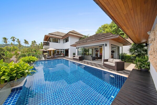 640 sqm villa with 12m infinity pool and stunning sea view