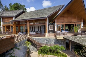 It is able to house 10 guests because of its indoor and outdoor spaces.