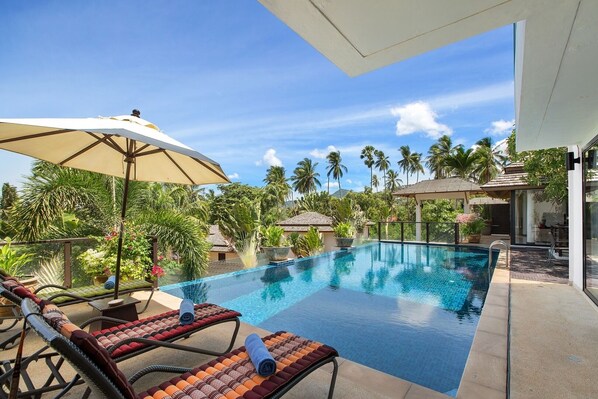 630 sqm villa with 12m infinity pool and outdoor lounge area