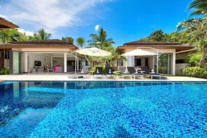 1,002 sqm villa with infinity pool and large al fresco sala.