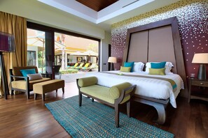 Bedroom with 1 king bed, TV, smart TV, and direct access to pool
