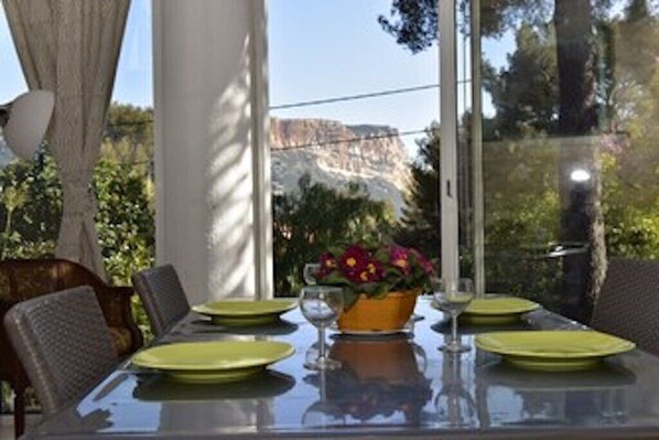 Pour vos repas face au magnifique cap Canaille