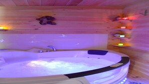 Baignoire balneo Spa  à l'intérieur de la cabane 