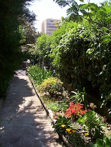 Hyères: Gran T4, centro de la ciudad, terraza, vista al jardín.