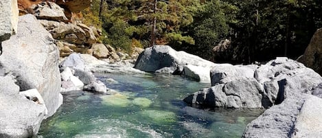 Rivière le Golo à 5 minutes de la location en voiture.