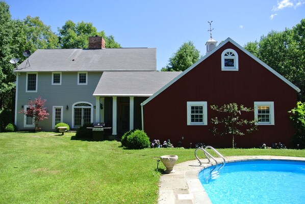 Relax by the pool, antique on Warren St. or visit the beautiful area attractions