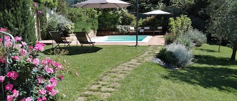 giardino e piscina