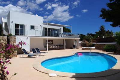 MAGNIFICENT VILLA WITH PRIVATE LARGE SWIMMING-POOL NEARBY CALAS FONTS