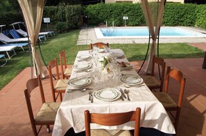 cena a bordo piscina