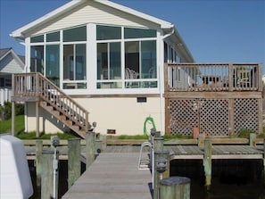 Bayfront decks w picnic table. Dock w private boat slip. Sun Room w bayviews.