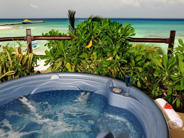 Outdoor spa tub