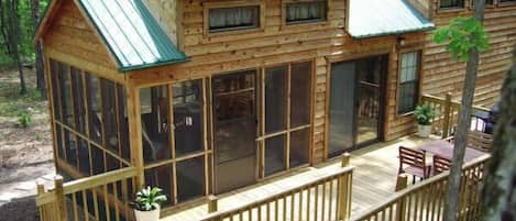 Twin Oaks cabin at Cumberland Plateau Retreat vacation cabin rentals.