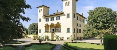 Tranquil 17th century Villa with stunning gardens and pool.