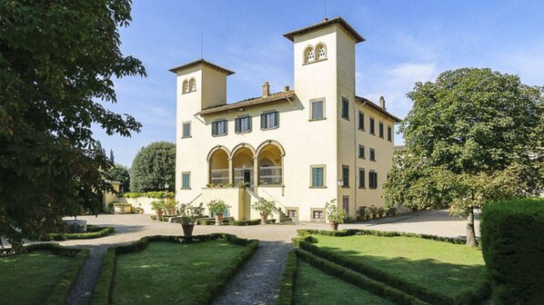 Tranquil 17th century Villa with stunning gardens and pool.