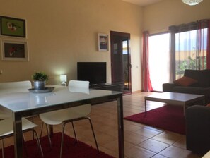 Large Dining / Living Room
Dining Table / Sofas / TV / Desk / Rear Access 