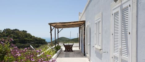 terrazza della casa con il pergolato di fronte la cucina