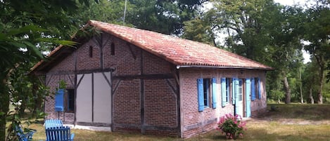 Une maison landaise à l'ombre des chênes