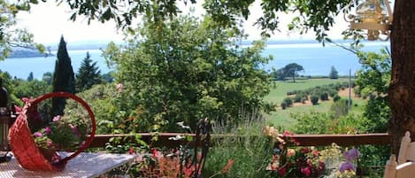 Giardino con vista sul lago Trasimeno