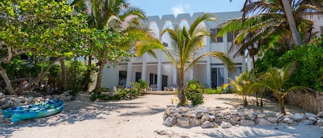 Dos Jaguares South Akumal, Beachfront Villa - 5 bedroom Beach front villa in South Akumal, great for families