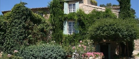 Rose Covered Entrance - Roussillon Luberon Provence Vacation Holiday Home & Pool