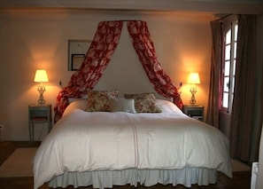 Large Master Bedroom with King Size Bed & Great Views of the Luberon