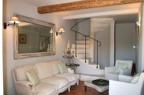 Cozy & Quaint Salon - Roussillon Luberon Provence Vacation Holiday Home & Pool