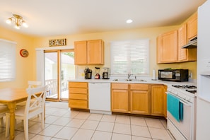 Eat-in kitchen with easy access to grill on back deck.