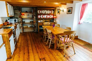 Country Kitchen with Dining for 6 people