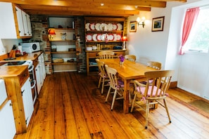 Country Kitchen with Dining for 6 people