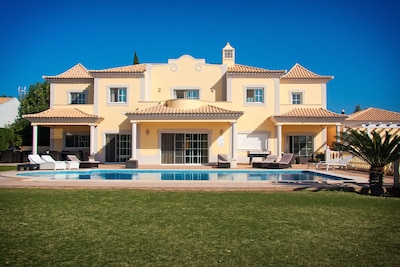 Villa con piscina privada y amplios jardines.