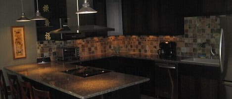 Well-equipped Kitchen with heated Porcelain Tile Floors - Granite Bar & Counters