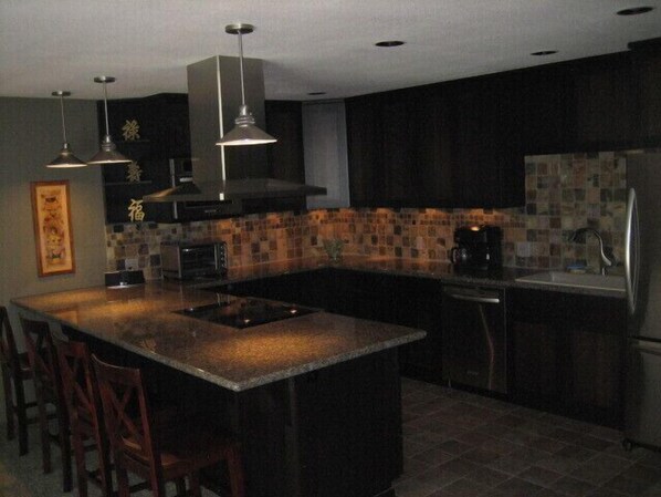 Well-equipped Kitchen with heated Porcelain Tile Floors - Granite Bar & Counters