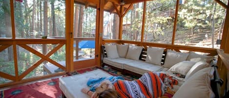 Idyllbrook Cabin & Brookhouse: Where napping in the Brookhouse is likely not optional :)