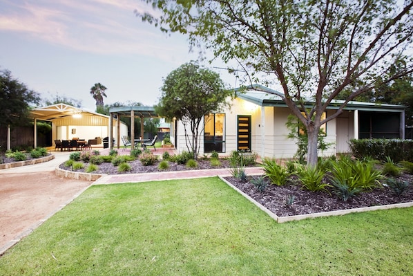 The cottage is surrounded by an expansive landscaped garden – ideal for play, relaxation, and soaking up the coastal breeze.