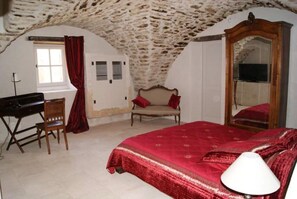 OPPEDE vacation rental prestigious farmhouse for rent 5 bedrooms