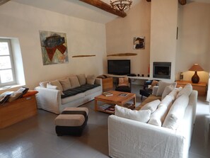 Holiday rental OPPEDE prestigious farmhouse to rent living room