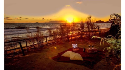 Weiße Wohnung am Meer mit eigenem Strand und eigenem Parkplatz