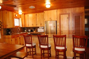 Kitchen, breakfast bar