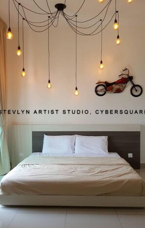 STEVLYN ARTIST STUDIO at CYBERSQUARE