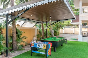 Play carrom, pool table and foosball with your friends