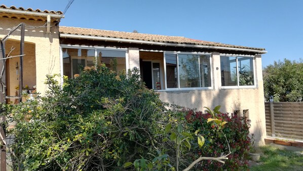 Façade de la maison avec les vitres de la véranda