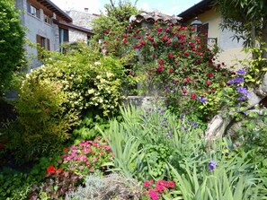 Teilansicht des paradiesischen Gartens zur schönsten Jahreszeit.