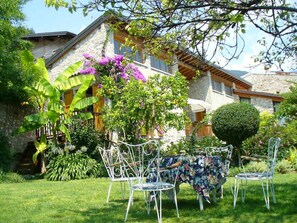 Eine der vielen  Perspektiven auf das Haus und die Gartenanlage 