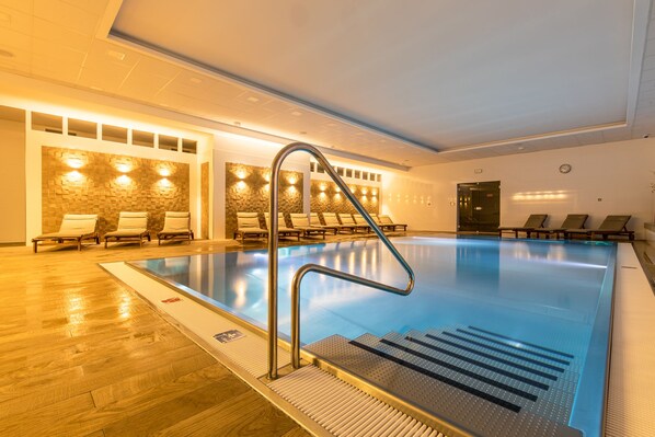 Indoor spa tub